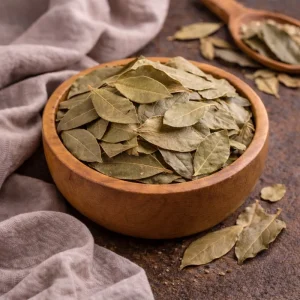 Gıda üretiminde kullanılan aromatik defne yaprağı baharat hammaddesi.